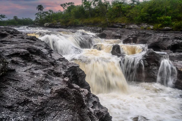 Kolombiya 'daki gökkuşağı nehri ya da beş renk nehri en güzel doğa yerlerinden biridir, adı Kristal Kanyon' dur.