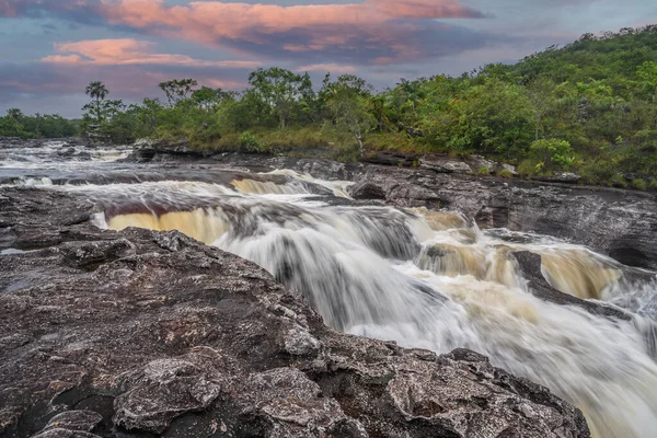Kolombiya 'daki gökkuşağı nehri ya da beş renk nehri en güzel doğa yerlerinden biridir, adı Kristal Kanyon' dur.