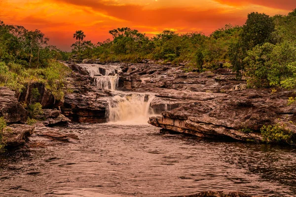 Kolombiya 'daki gökkuşağı nehri ya da beş renk nehri en güzel doğa yerlerinden biridir, adı Kristal Kanyon' dur.