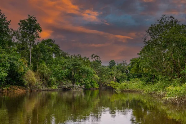 Nehir vadisi ve dağlar Kolombiya gün batımı
