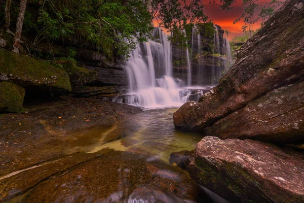 Kolombiya 'daki gökkuşağı nehri ya da beş renk nehri en güzel doğa yerlerinden biridir, adı Kristal Kanyon' dur.