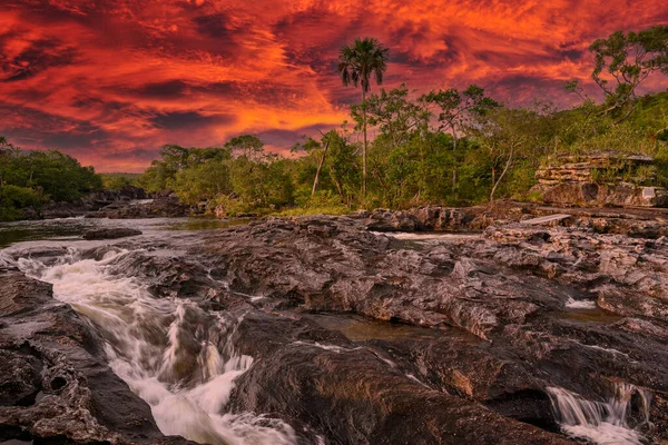 Kolombiya 'daki gökkuşağı nehri ya da beş renk nehri en güzel doğa yerlerinden biridir, adı Kristal Kanyon' dur.