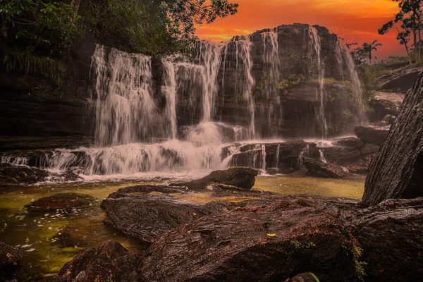 Kolombiya 'daki gökkuşağı nehri ya da beş renk nehri en güzel doğa yerlerinden biridir, adı Kristal Kanyon' dur.
