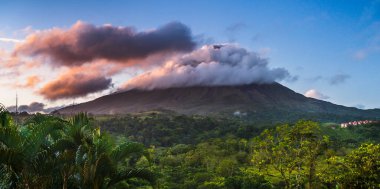 Kosta Rika 'daki Volkan Arenali bulutlarla kaplı