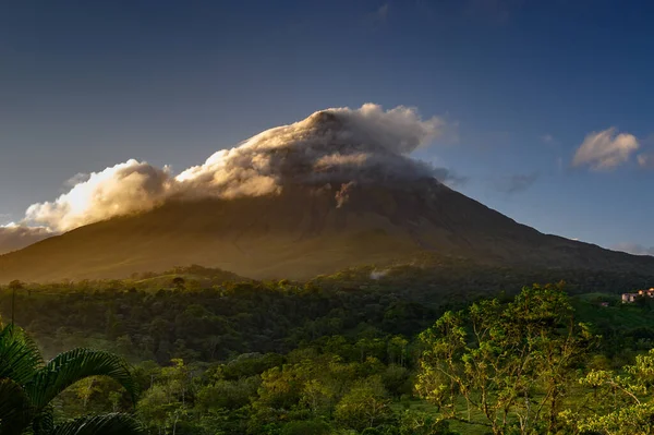 Kosta Rika 'daki Volkan Arenali bulutlarla kaplı