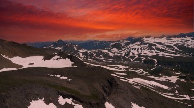 Petropavlovsk-Kamçatsky kentinin panoramik manzarası ve volkanlar: Koryaksky Volkanı, Avacha Volkanı, Kozelsky Volkanı. Rus Uzak Doğusu, Kamçatka Yarımadası.