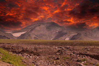Petropavlovsk-Kamçatsky kentinin panoramik manzarası ve volkanlar: Koryaksky Volkanı, Avacha Volkanı, Kozelsky Volkanı. Rus Uzak Doğusu, Kamçatka Yarımadası.