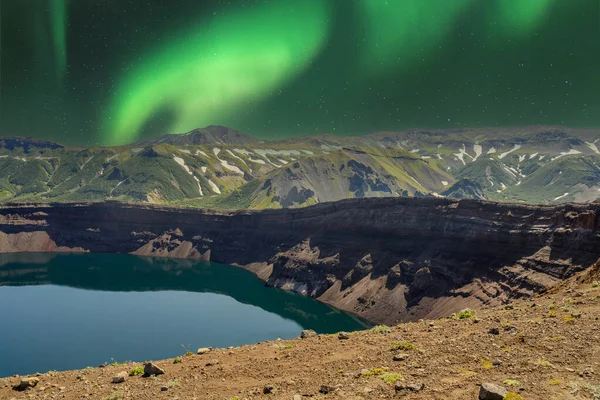 Rusya Kamçatka Nın Volkanik Manzarası Üzerindeki Auroralar — Stok fotoğraf