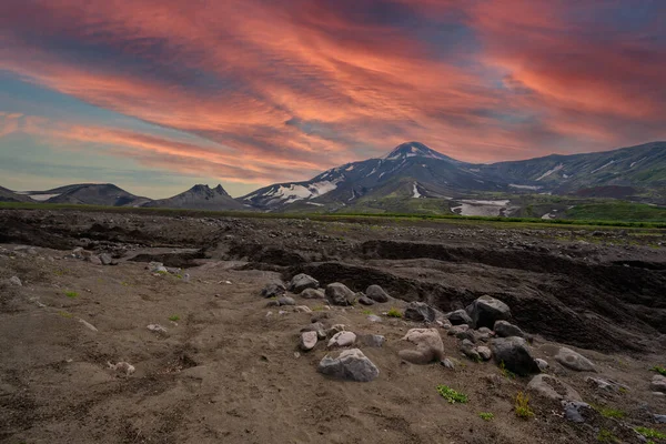 Petropavlovsk Kamçatsky Kentinin Panoramik Manzarası Volkanlar Koryaksky Volkanı Avacha Volkanı — Stok fotoğraf