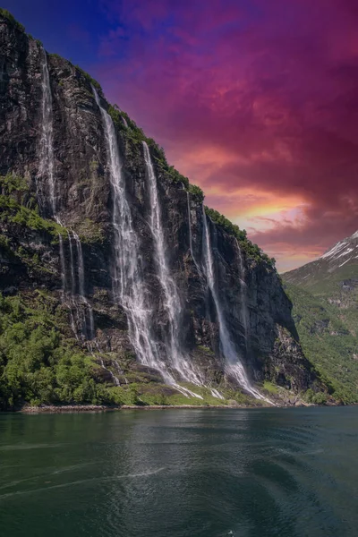 Piękne Wodospady Krystalicznie Czystą Wodą Górami Tle Zachodzie Słońca Norwegia — Zdjęcie stockowe
