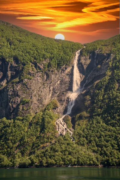 Vackra Vattenfall Med Kristallklart Vatten Med Berg Bakgrunden Vid Solnedgången — Stockfoto