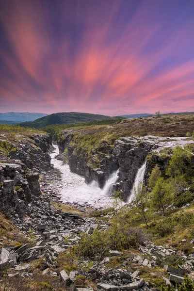 Vackra Vattenfall Med Kristallklart Vatten Med Berg Bakgrunden Vid Solnedgången — Stockfoto