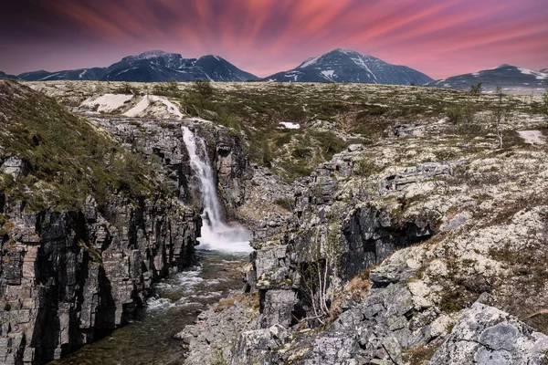 Smukke Vandfald Med Krystalklart Vand Med Bjerge Baggrunden Ved Solnedgang - Stock-foto