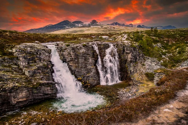 ノルウェーの日没を背景に山のある澄んだ水の美しい滝 — ストック写真