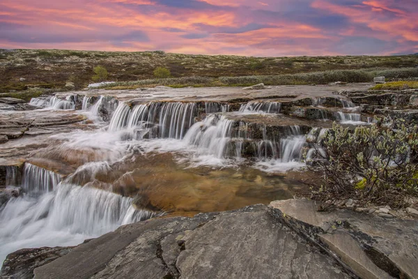 Belle Cascate Con Acqua Cristallina Con Montagne Sullo Sfondo Tramonto — Foto Stock