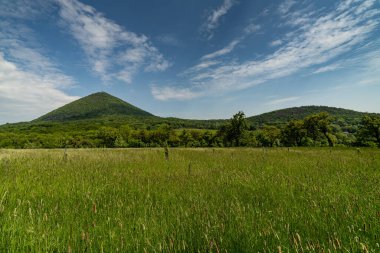 Çek Merkez Dağı (Çek Cumhuriyeti) Avrupa 'nın gün batımı.