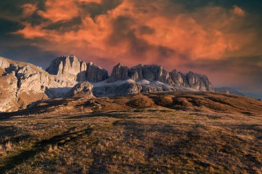İtalyan dağlarında güzel bir gün batımı. Dolomiti, Avrupa.
