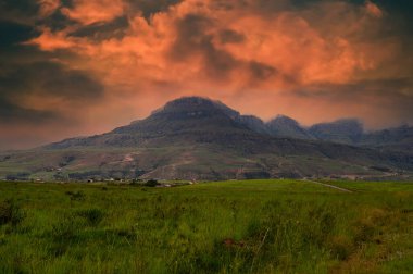 Güney Afrika 'nın güzel manzarası Ejderha Dağlarının Güney Afrika bölgesi.