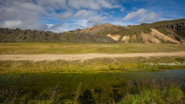 Landmannalaugar 'ın manzara manzarası Renkli dağlar ve Buzul, İzlanda