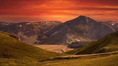 Landmannalaugar 'ın manzara manzarası Renkli dağlar ve Buzul, İzlanda