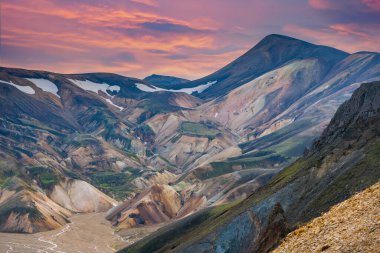 Landmannalaugar 'ın manzara manzarası Renkli dağlar ve Buzul, İzlanda