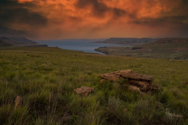 Güney Afrika 'nın güzel manzarası Ejderha Dağlarının Güney Afrika bölgesi.