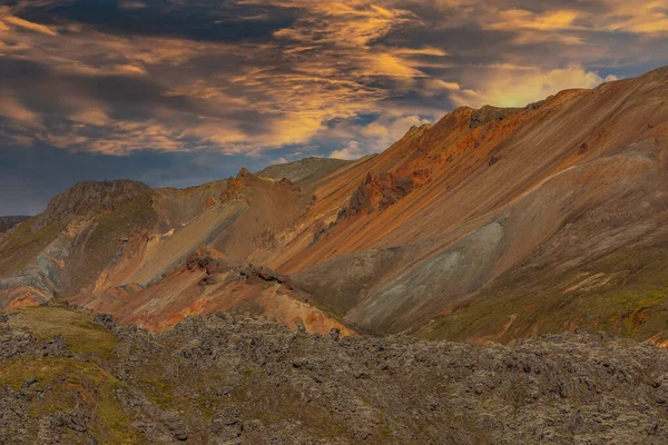 Landmannalaugar 'ın manzara manzarası Renkli dağlar ve Buzul, İzlanda