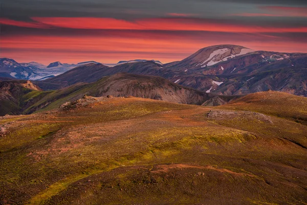 冰岛色彩艳丽的山地和冰川景观 — 图库照片