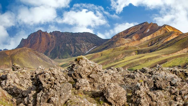 Landmannalaugar 'ın manzara manzarası Renkli dağlar ve Buzul, İzlanda