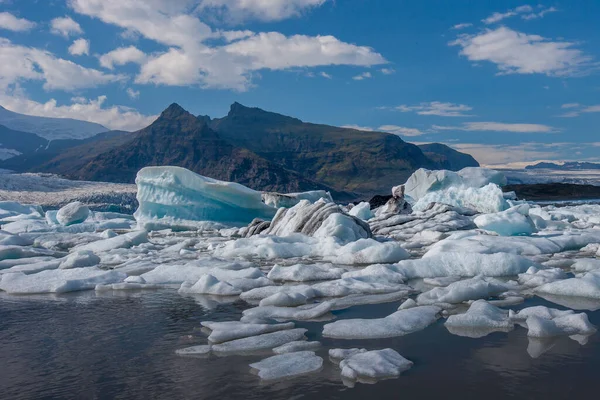 アイスランドのランドマンナローガルのカラフルな山々と氷河の風景 — ストック写真
