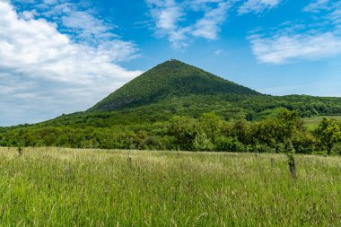 Çek Merkez Dağı (Çek Cumhuriyeti) Avrupa 'nın gün batımı.
