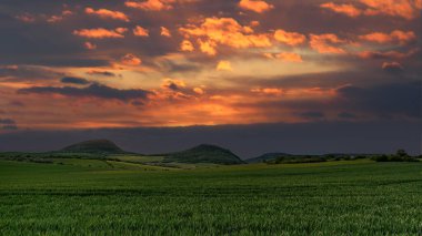 Çek Merkez Dağı (Çek Cumhuriyeti) Avrupa 'nın gün batımı.