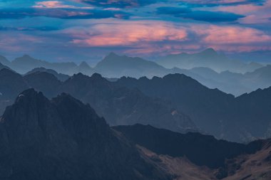 İtalyan dağlarında güzel bir gün batımı. Dolomiti, Avrupa.
