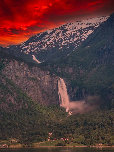 Vackra Vattenfall Med Kristallklart Vatten Med Berg Bakgrunden Vid Solnedgången — Stockfoto