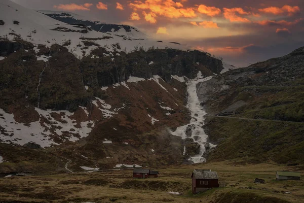 Гарні Водоспади Чистою Кришталевою Водою Горами Задньому Плані Заході Сонця — стокове фото