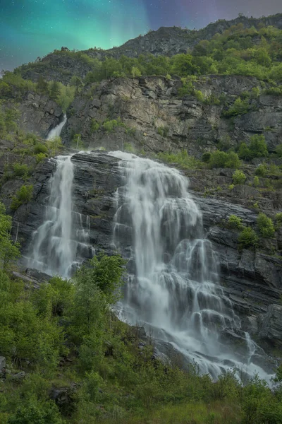 Hermosas Cascadas Con Aguas Cristalinas Con Montañas Fondo Atardecer Noruega —  Fotos de Stock