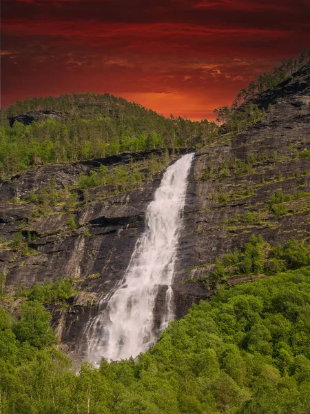 Hermosas Cascadas Con Aguas Cristalinas Con Montañas Fondo Atardecer Noruega — Foto de Stock