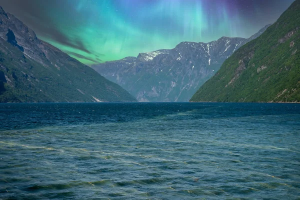 Zorza Polarna Nad Górami Lodowcami Norwegii — Zdjęcie stockowe