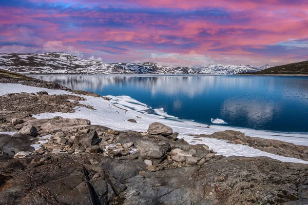 Schöne Landschaft Bei Sonnenuntergang Berge Wälder Flüsse Und Gletscher Norwegen — Stockfoto