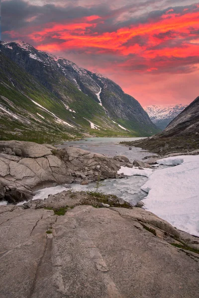 Прекрасний Краєвид Заході Сонця Річка Гірських Лісів Льодовики Норвегія — стокове фото