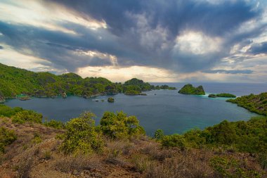 Endonezya Papua Raja-Ampat-Papua 'da muhteşem bir gün batımı
