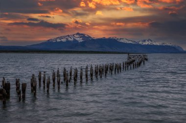 Patagonya 'nın güzel manzarası buzullu göl ormanları ve şelaleler. Şili, Arjantin.