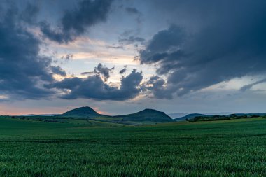 Çek Merkez Dağı (Çek Cumhuriyeti) Avrupa 'nın gün batımı.
