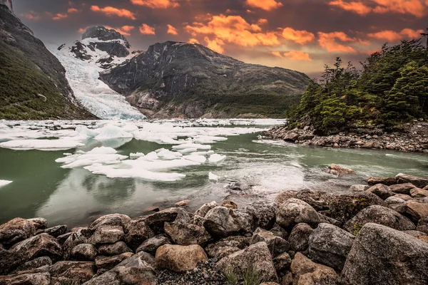 Paisagem Bonita Patagônia Montanhas Geleira Lago Florestas Fluviais Cachoeiras Chile — Fotografia de Stock