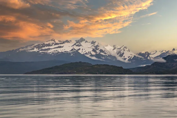 Beautiful Landscape Patagonia Mountains Glacier Lake River Forests Waterfalls Chile — Stockfoto