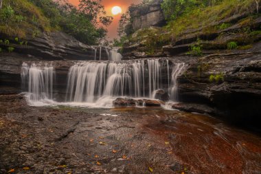 Kolombiya 'daki gökkuşağı nehri ya da beş renk nehri en güzel doğa yerlerinden biridir, adı Kristal Kanyon' dur.