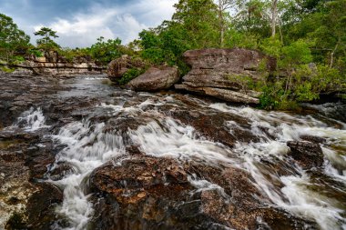 Kolombiya 'daki gökkuşağı nehri ya da beş renk nehri en güzel doğa yerlerinden biridir, adı Kristal Kanyon' dur.