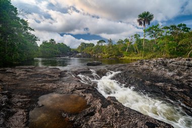 Kolombiya 'daki gökkuşağı nehri ya da beş renk nehri en güzel doğa yerlerinden biridir, adı Kristal Kanyon' dur.