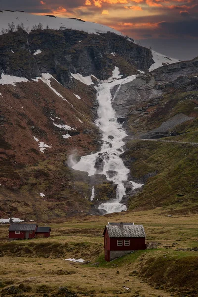 노르웨이의 뒤쪽에는 수정처럼 흐르는 아름다운 폭포와 산들이 — 스톡 사진