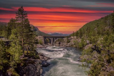 Günbatımı dağlarında güzel manzara Ormanlar nehirler ve buzullar Norveç